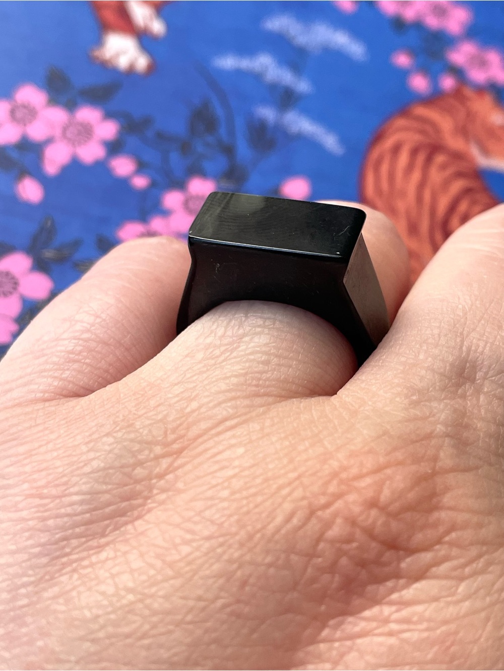 Unusual vintage black plastic/acrylic/lucite chunky architectural ring sz 7.75